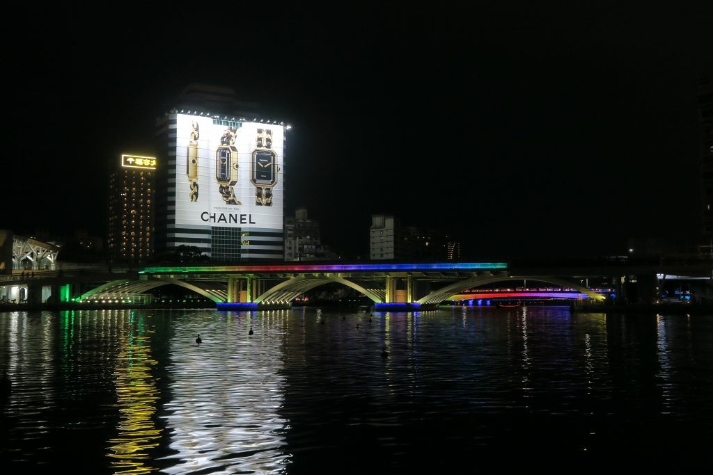 高雄--海音中心彩虹點燈和市集隨晃