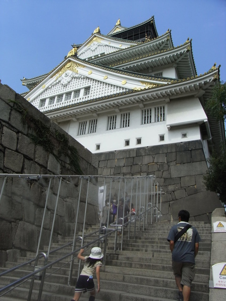 大阪城下入口步道.JPG