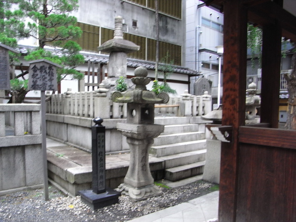 本能寺-信長墓.JPG