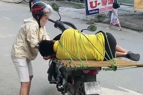 越南妻子是怎麽把酒後的丈夫運回家的！？