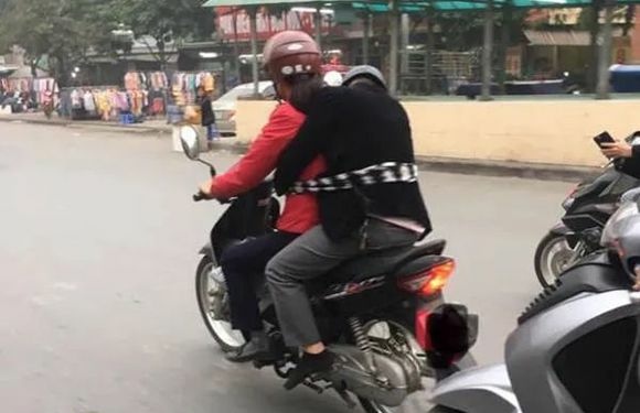 越南妻子是怎麽把酒後的丈夫運回家的！？