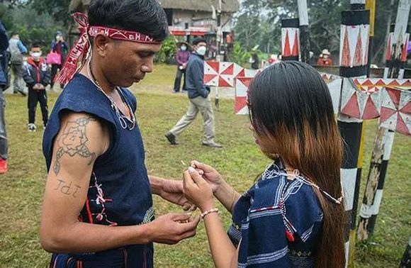 越南巴拿族人新婚之夜新娘和新郎不能睡的婚禮習俗！