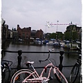 Amsterdam運河旁的愛心腳踏車.JPG