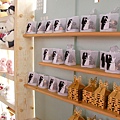 2011.03.05~台中心之芳庭-幸福角落,這邊展示很多與結婚相關的小禮品.JPG