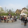 2011.03.05~台中心之芳庭-大家都做在這個水池旁吃東西,天氣很好,好舒服喔....JPG