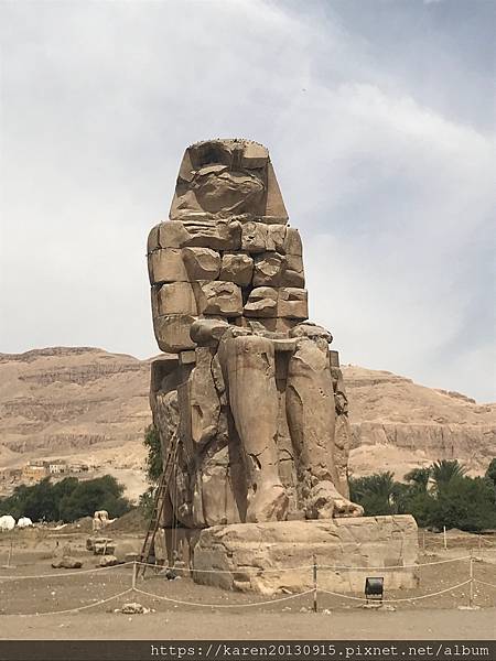 二尊巨大的石像...曼儂巨像，埃及風味料理餐