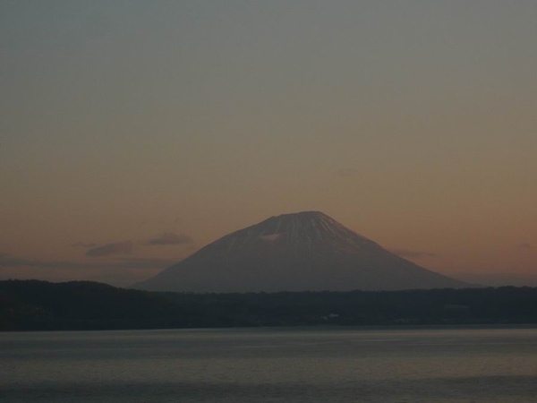 洞爺湖日出-羊蹄山-有北海道的富士山之稱.JPG