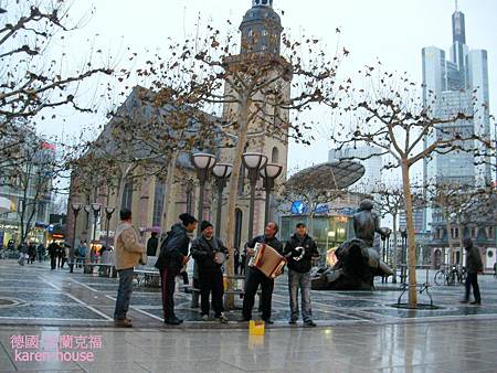 2011.01.11-德國-法蘭克福Heimtextil展-法蘭克福-Zeil採爾步行街,街頭藝人表演。.JPG