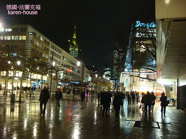 2011.01.11-德國-法蘭克福Heimtextil展-法蘭克福-Zeil採爾步行街,晚上的景色更美......JPG