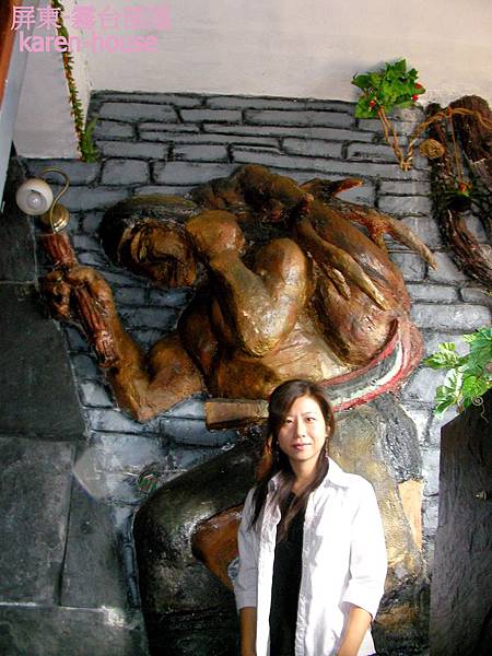 20090412-屏東縣-霧台鄉部落,杜巴男民宿,刻畫在牆面上的是祖先分享的精神.jpg