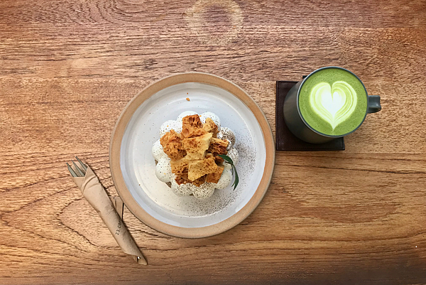 【與塹相逢】貳參咖啡西門店｜窗邊街景、椪糖戚風蛋糕與濃抹茶的