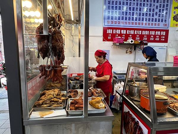 【基隆美食/暖暖區】香港金城燒臘便當-白飯和配菜的份量非常多