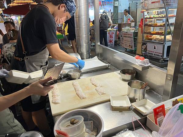 【台北美食/松山區】饒河夜巿/心心港式腸粉-現蒸現作的料多腸