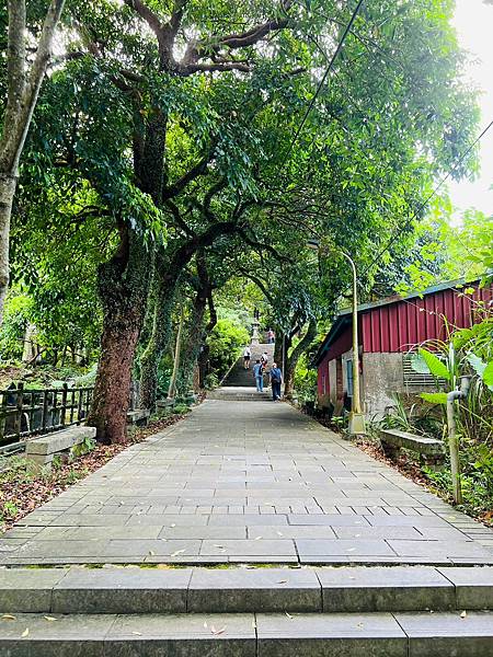 【台北景點/文山區】指南宮千階親山步道-樹蔭多不怕曬,非連續