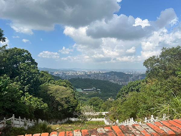 【台北景點/文山區】指南宮千階親山步道-樹蔭多不怕曬,非連續