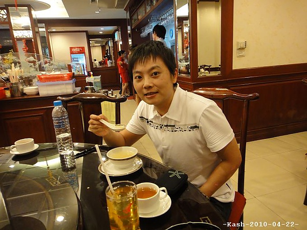 在中國城吃魚翅跟燕窩....吃完這碗燕窩原來中暑的我..竟然整個精神來了