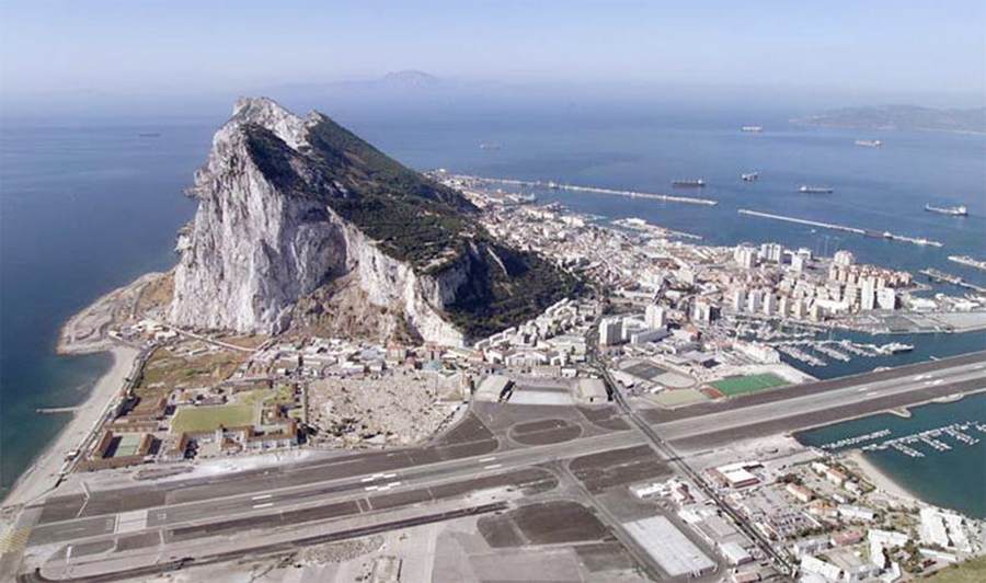 Gibraltar-Airport-where-planes-meet-cars-1