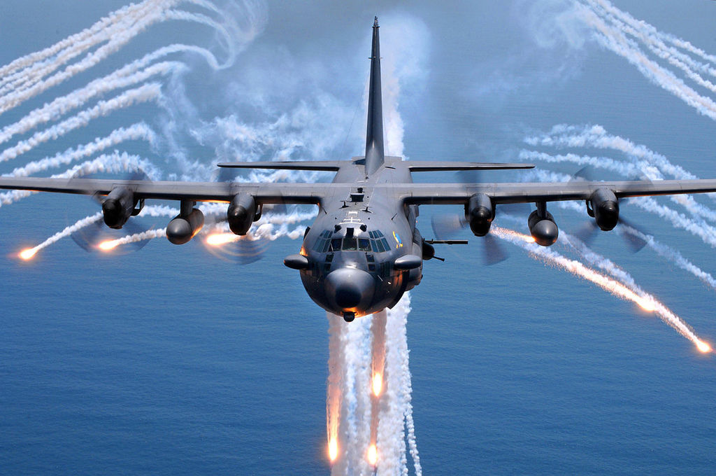 AC-130H_Spectre_jettisons_flares