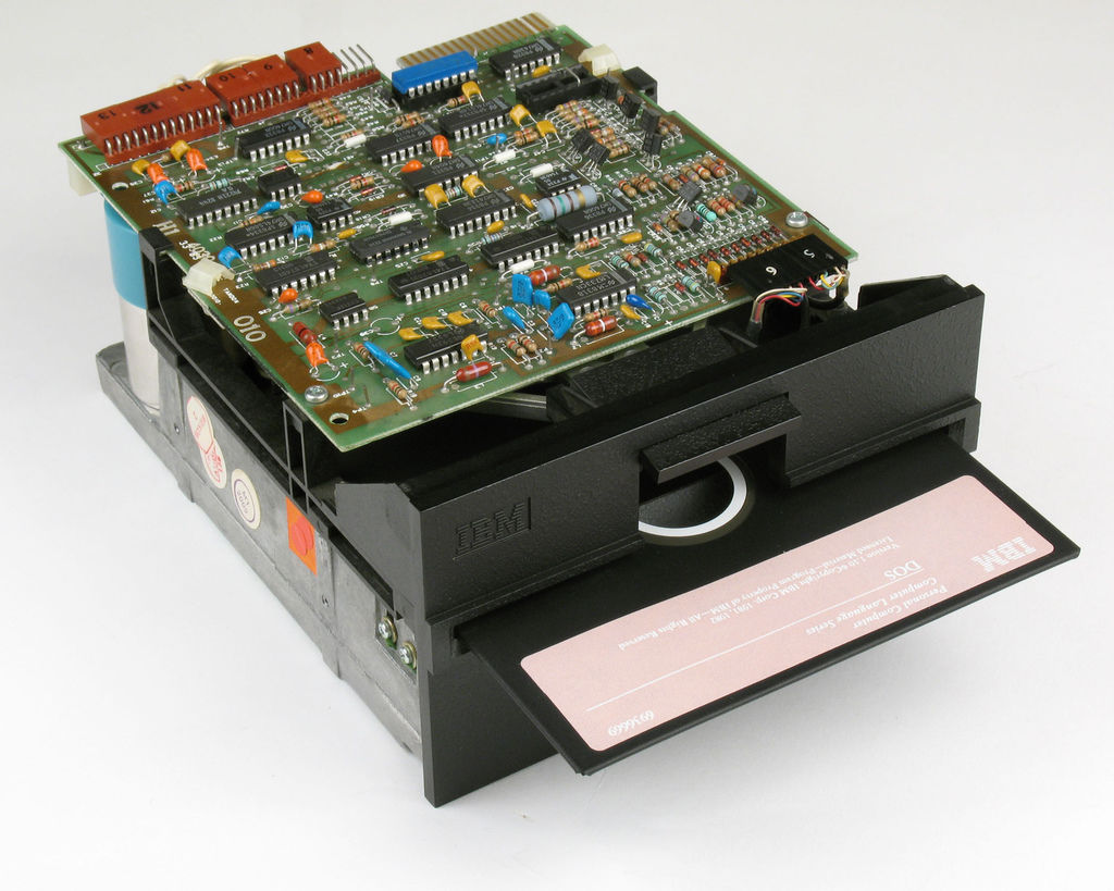 IBM_Floppy_Drive_With_DOS