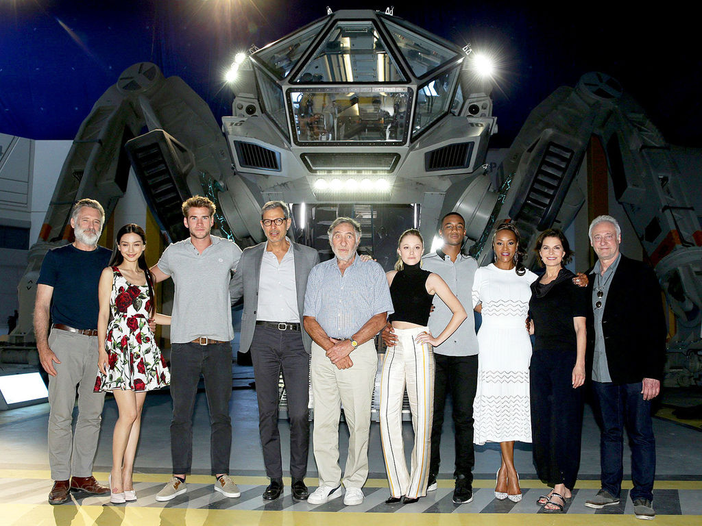 independence-day-2-resurgence-cast-image