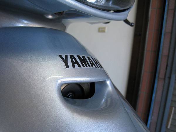 風光精緻的原廠殼...連貼紙都偷料...原本這邊是 YAMAHA 的 MARK...