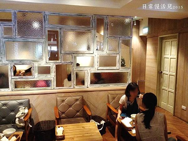 拼貼木框窗的後面是另一個用餐區