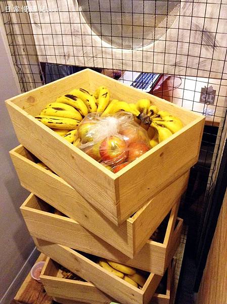 一箱箱的全是水果.jpg