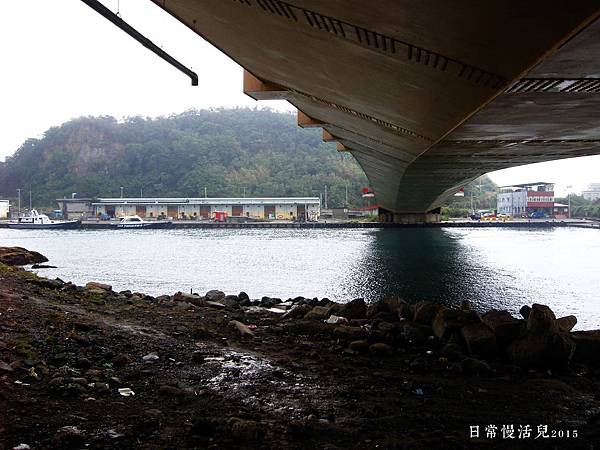 基隆八尺門漁港橋下風景.jpg