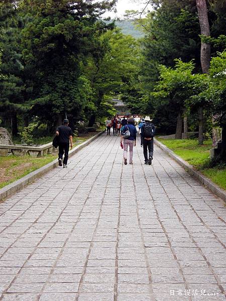 有點像日本寺廟的石頭路.jpg