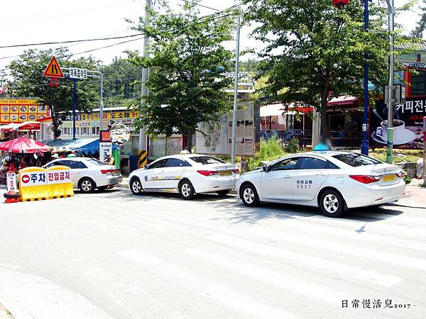 海東龍宮寺外圍有計程車排班.jpg