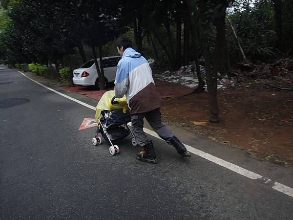 晴寶貝跟爸爸去散步