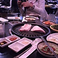 這是我們放完行李後馬上殺去惠化站的三層肉.com，吃燒肉，= =肉熟照片還沒來啦!!