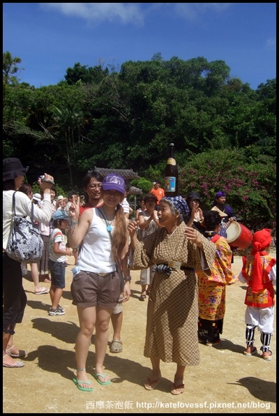 第一站來到了琉球村，那個頂著酒瓶的沖繩阿媽很有喜感