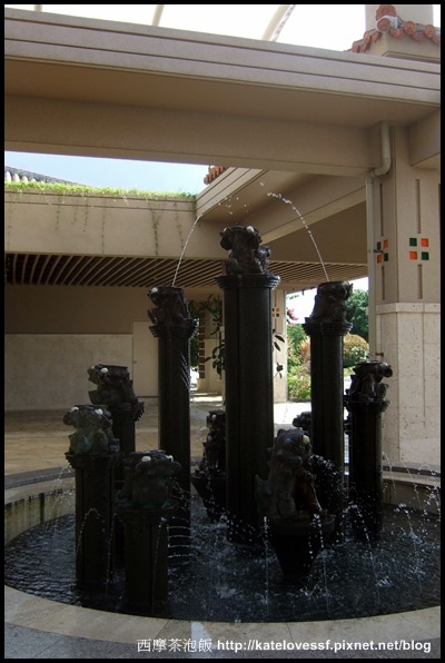很有趣的噴水池，水會在各個柱子噴來噴去