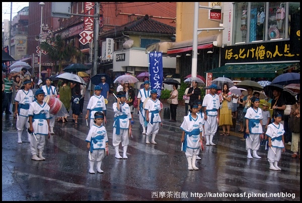 下著雨，連小朋友表演者都不退縮