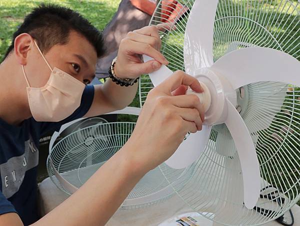 IMG_1244.JPG 夏天露營必備-SANSUI山水充電式LED驅蚊照明DC風扇| 露營電扇/充電式電風扇