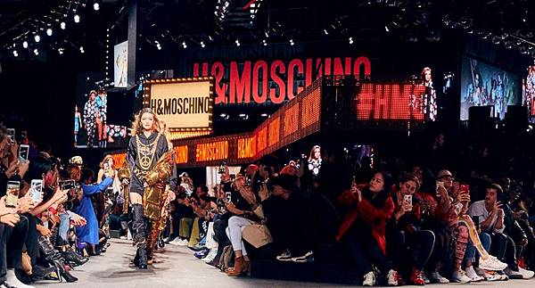 18_43-A-1-Moschino_HM_Gigi_Hadid_prio-1300x700.jpg