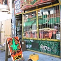 A funky shop in Kensington Market.賣大麻週邊商品..但沒賣大麻!