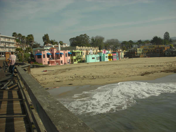 從碼頭看 beach houses...這些五彩繽紛的房子可在 google map 的放大satellite view看到!