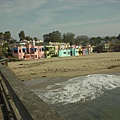 從碼頭看 beach houses...這些五彩繽紛的房子可在 google map 的放大satellite view看到!