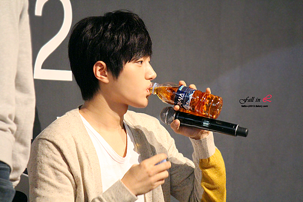 131027 L's BV 2 signing meeting  (6).jpg