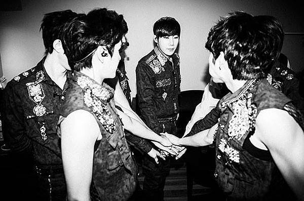 131120 Billboard Infinite OGS in New York (cr. billboard; fr. lovesungkyu) (2)