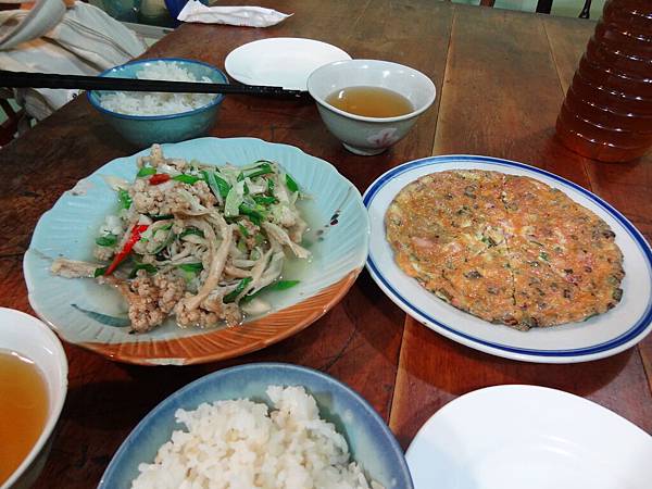 我們點的招牌三樣,花菜干,小管煎蛋,高粱飯