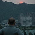 有個老先生特地跑來看夕陽下山