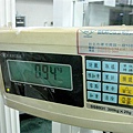 量一下體重! 0.94kg~ 差不多1kg啦! 3個月大就1kg...Genki你該不會要成為貂界的連媵文吧