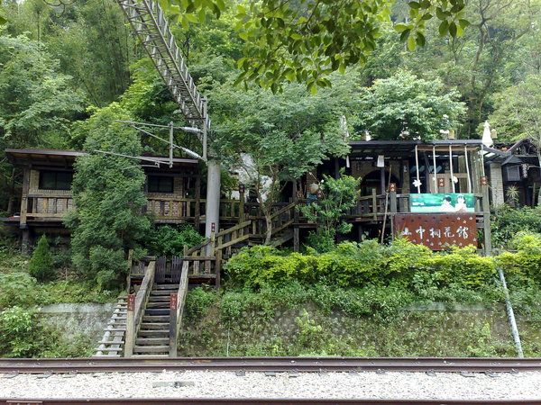 鐵路旁清幽的咖啡廳