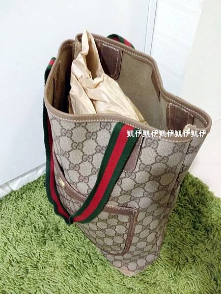 包包內放入填充紙球，讓包包顯得堅挺