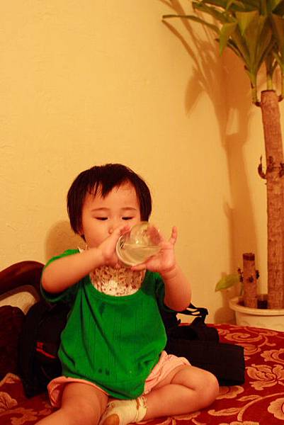 喝水的洵寶貝