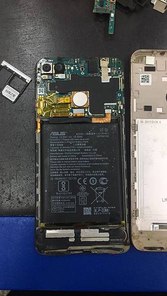 ASUS ZenFone Max Plus (M1) ZB570TL螢幕破裂液晶玻璃維修-1.jpg