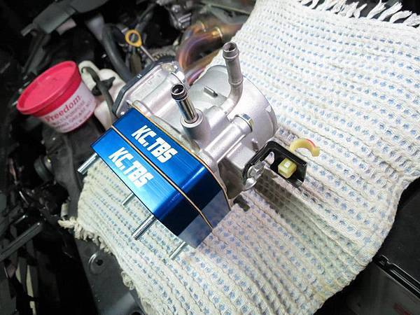 Toyota 2012 Camry 2.5 (2AR-FE) Install KC.TBS Throttle Body Spacer_002 Toyota 2012 Camry 2.5 (2AR-FE) Install KC.TBS Throttle Body Spacer_002